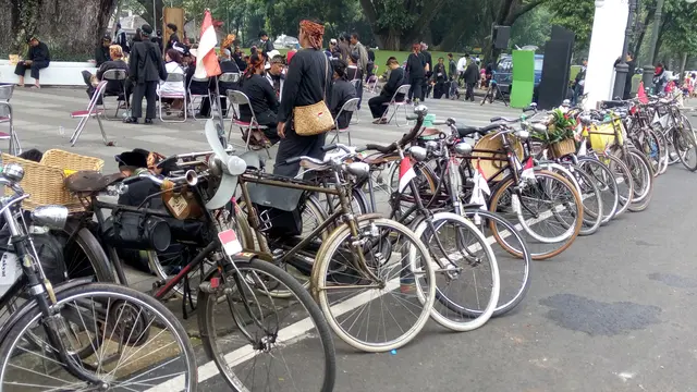 Cara Sepeda Onthel Rekatkan Kekeluargaan Warga Bandung