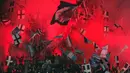 Suporter Napoli merayakan kemenangan atas Bologna dalam laga Serie A Italia di Stadion San Paolo, Naples, Rabu (20/4/2016) dini hari WIB. (AFP/Carlo Hermann)