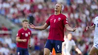 Eskpresi kekecewaan Erling Haaland ketika Timnas Norwegia kalah 1-2 dari Timnas Skotlandia pada Kualifikasi Euro 2024, Sabtu (17/6/2023) malam WIB. (AFP/Fredrik Varfjell)