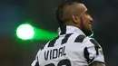 Pahlawan kemenangan Juventus, Arturo Vidal merayakan gelar Scudetto. (AFP PHOTO / MARCO BERTORELLO)