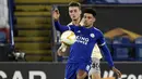 Bek Leicester City, James Justin berebut bola dengan gelandang AEK Athens, Mario Mitaj pada pertandingan Grup G Liga Europa di King Power Stadium, Jumat (11/12/2020) dinihari WIB. Leicester City memastikan diri keluar sebagai juara Grup G berkat kemenangan 2-0 atas AEK Athens.  (AP Photo/Rui Vieira)