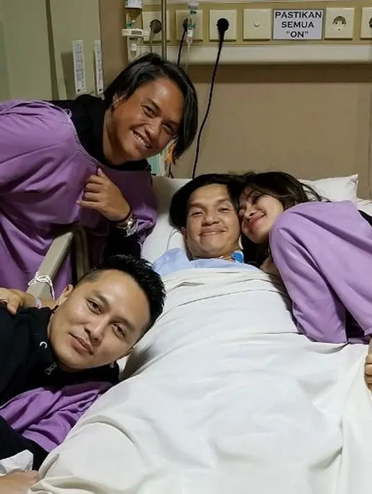 Sejak musibah di aksi Death Drop Demian, Edison Wardhana memang harus menjalani perawatan intensif di rumah sakit. Sebagai sahabat dan keluarga, Demian pun menjenguknya dan terus menyemangati Econ. (Instagram/edison_wardhana)
