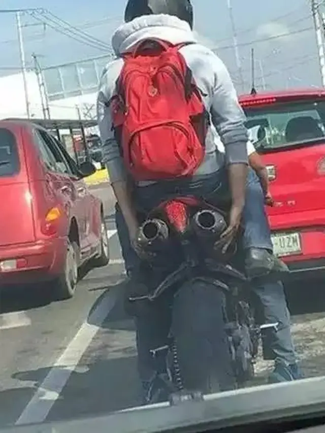 7 Potret Kocak Orang Saat Boncengan Motor Ini Posenya Nyeleneh