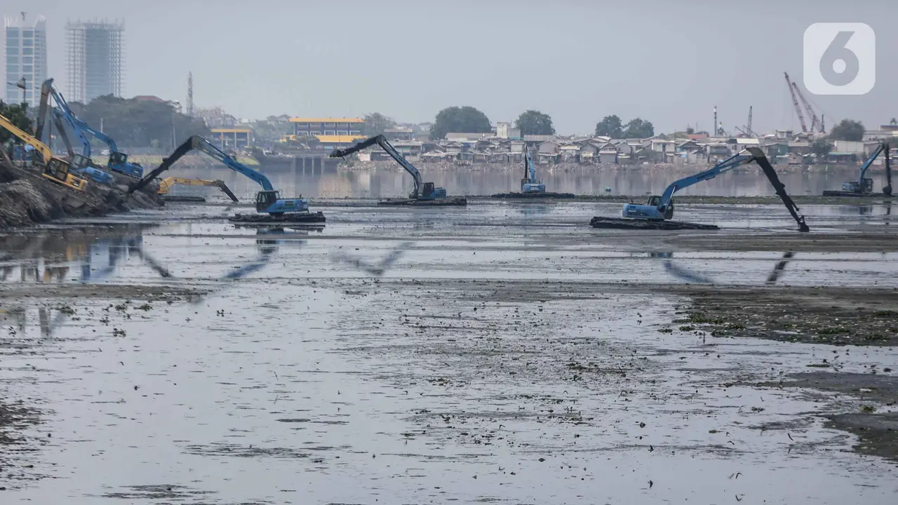 Alat Berat Keruk Lumpur Waduk Pluit