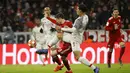 Duel antara Van Dijk dan Lewandowski pada leg kedua, babak 16 besar Liga Champions yang berlangsung di Stadion Allianz Arena, Munchen, Kamis (14/3). Liverpool menang 3-1. (AFP/Odd Andersen)