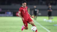 Pemain Timnas Indonesia U-23, Marselino Ferdinan menguasai bola saat melawan Chinese Taipei U-23 dalam pertandingan Grup K Kualifikasi Piala Asia U-23 2024 di Stadion Manahan, Solo, Sabtu (9/9/2023). (Bola.com/Arief Bagus)