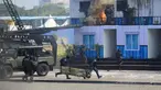 Personel Tentara Nasional Indonesia (TNI) melakukan atraksi simulasi anti-teror saat peringatan HUT ke-80 TNI di lapangan Monumen Nasional (Monas), Jakarta, Minggu (5/10/2025). (merdeka.com/Arie Basuki)