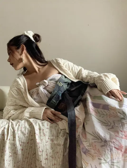 Selain menjadi bawahan, kain dapat kamu jadikan sebagai dress yang ciamik, lho. Nadin berhasil tampil elegan dengan outer dan obbi belth sebagai teman kainnya. Bagaimana kreasimu? (instagram/cakecaine)