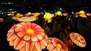 Umat Buddha Korea Selatan mengenakan masker membawa lentera lotus berwarna-warni selama upacara pencahayaan untuk merayakan ulang tahun Buddha yang akan datang pada 8 Mei, di Seoul, Korea Selatan (5/4/2022). (AP Photo/Lee Jin-man)