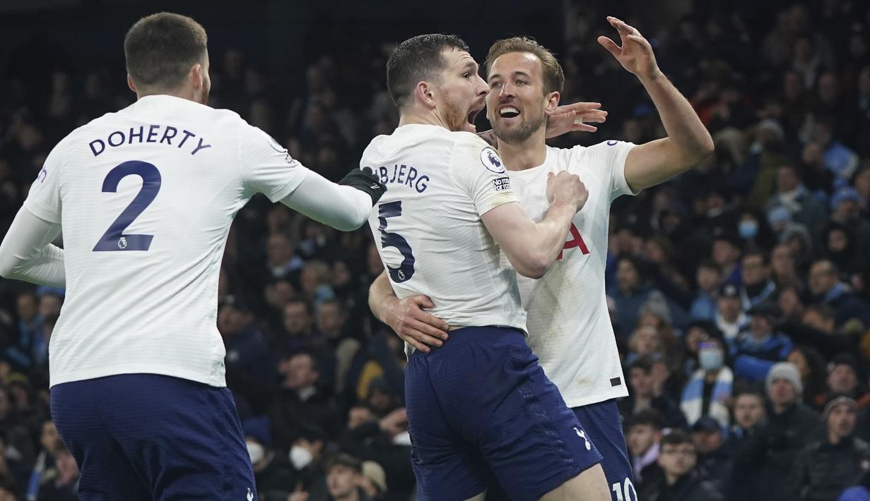 Manchester City sebagai pemuncak klasemen sementara Liga Inggris 2021/2022 kembali harus mengakui keunggulan Tottenham Hotspur. Usai takluk di pekan perdana, kini mereka kembali tersungkur dari lawan yang sama. Harry Kane dkk. kali ini unggul 3-2 (19/2/2022). (AP/Jon Super)