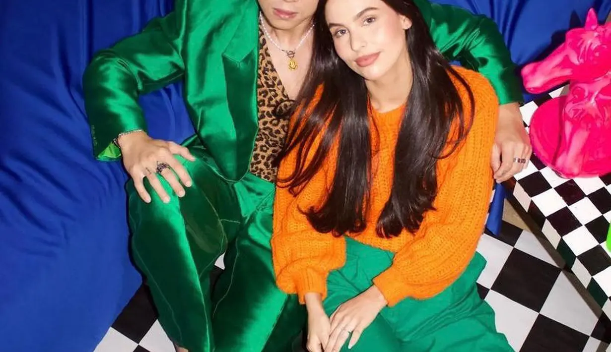 Begini potret kompak Rafael Tan dan Sabina Paz. Keduanya tampil dengan outfit warna vibrant nuansa orange-hijau.  (Instagram/rafaell_16).