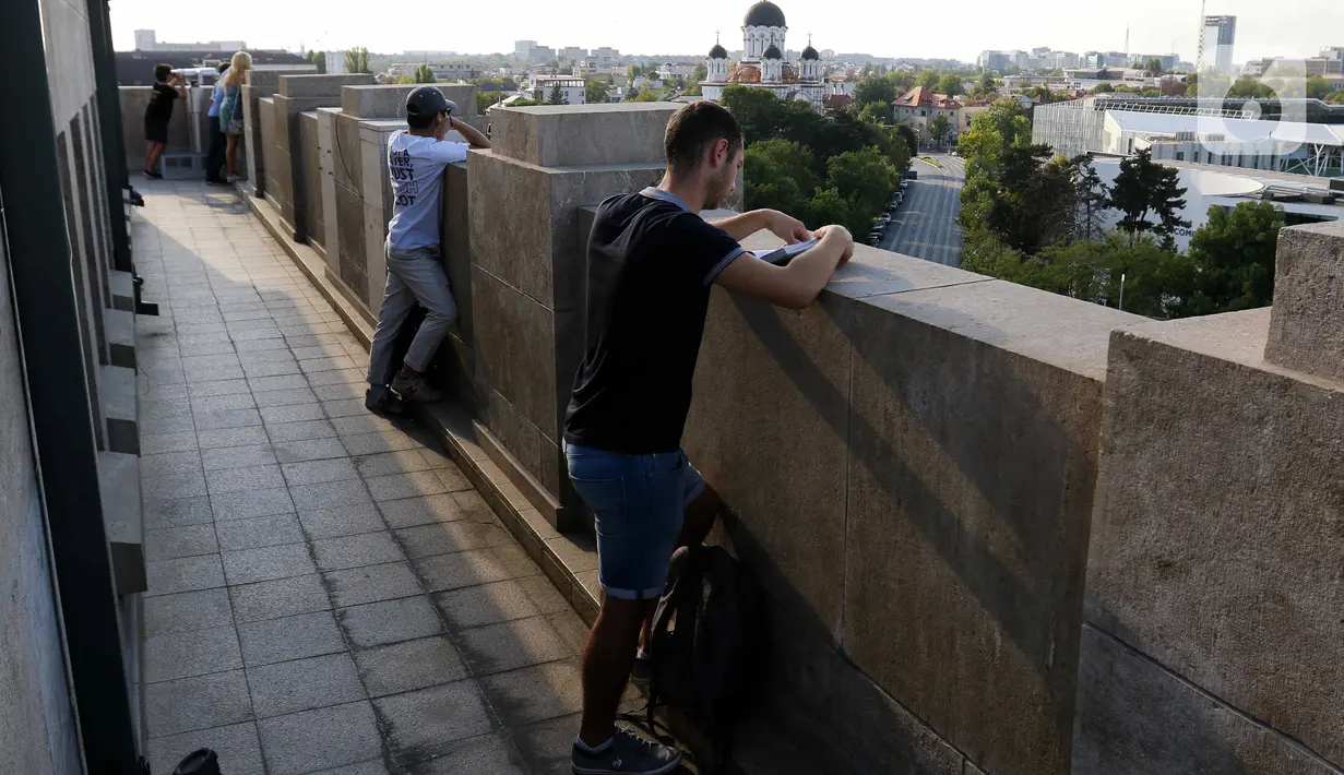 Dari atas The Arch of Triumph, kita bisa melihat pemandangan luas Kota Bucharest. (Liputan6.com/Herman Zakharia)