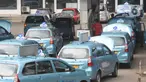 Deretan taksi Blue Bird melakukan pengisian bahan bakar gas di SPBG Mampang, Jakarta, Rabu (22/11/2023). (merdeka.com/Imam Buhori)