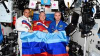 Tiga astronaut Rusia di Stasiun Luar Angkasa mengibarkan bendera Republik Rakyat Luhansk (Telegram Roscosmos)