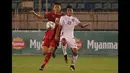Pemain Timnas Indonesia U-19, Feby Eka Putra (kiri) berebut bola dengan pemain Myanmar pada laga grup B AFF U-18 2017 di Yangon, Myanmar (5/9/2017). Timnas Indonesia U-19 menang 2-1. (Bola.com/PSSI)