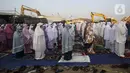 Umat muslim melaksanakan salat Idul Adha 1442 H berjemaah di Kali Baru, Cilincing, Jakarta, Selasa (20/7/2021). Sejumlah warga tetap melaksanakan salat berjemaah meski Kementerian Agama menerbitkan surat edaran pelaksanaan salat Idul Adha di rumah masing-masing. (Liputan6.com/Johan Tallo)