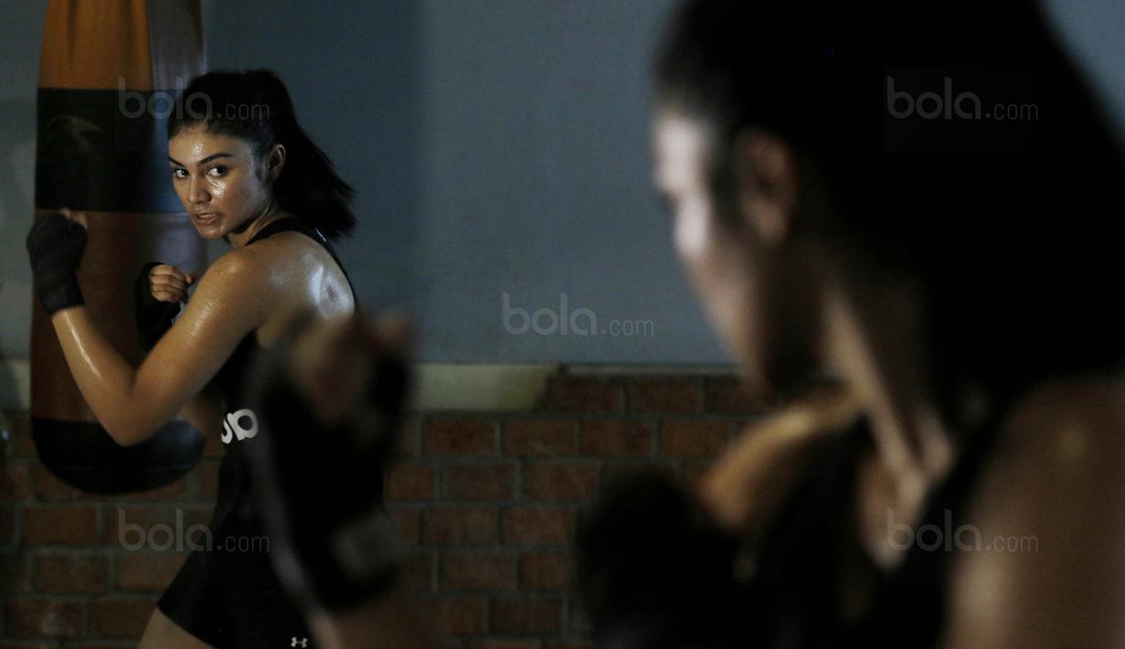 Wanita yang baru menggeluti olahraga tinju sejak awal 2017 ini mempunyai idola yaitu Ronda Rousey, petarung MMA.(Bola.com/M Iqbal Ichsan)