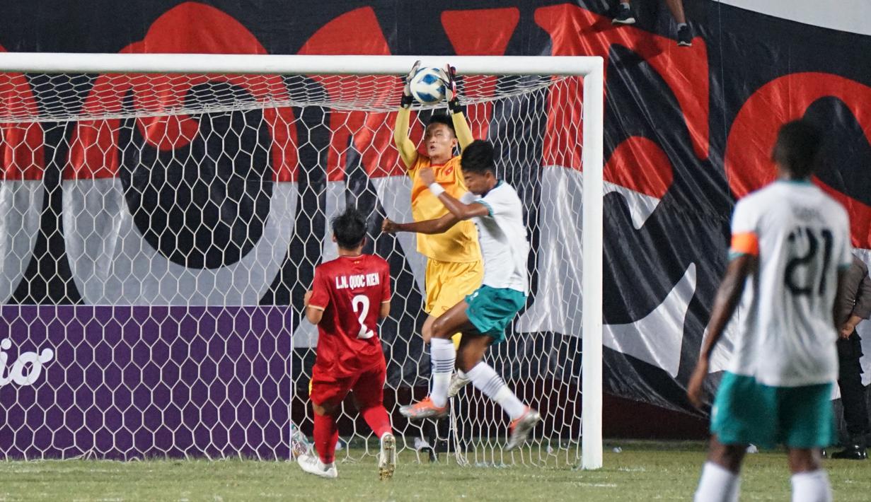 Kiper Timnas Vietnam U-16, Pham Dinh Hai menangkap bola saat bertanding melawan Indonesia pada Final Piala AFF U-16 2022, Stadion Maguwoharjo, Sleman, Jumat (12/8/2022).  Tim asuhan Bima Sakti itu pun berhasil mengembalikan trofi Piala AFF U-16 ke Indonesia setelah pada 2018 lalu juga berhasil dimenangkan oleh Timnas Indonesia U-16 asuhan Fakhri Husaini. (Foto:Dok PSSI)