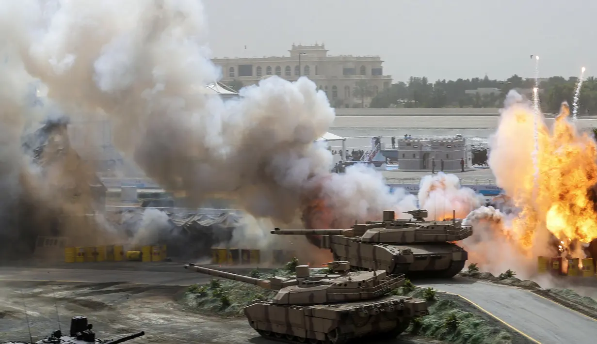 Militer UEA unjuk kebolehan saat Pameran Pertahanan Internasional (IDEX) di Abu Dhabi, Minggu (19/2). IDEX 2017 diselenggarakan untuk ke-13 kalinya dan diikuti oleh 1.235 perusahaan dari 57 negara. (AFP PHOTO/ KARIM SAHIB)