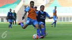Penyerang Semen Padang, Vendry Mofu berebut bola saat latihan jelang laga tempat ketiga Piala Presiden 2017 melawan Persib di Stadion Pakansari, Kab Bogor, Jumat (10/3). Semen Padang akan melawan Persib, Sabtu (11/3). (Liputan6.com/Helmi Fithriansyah)