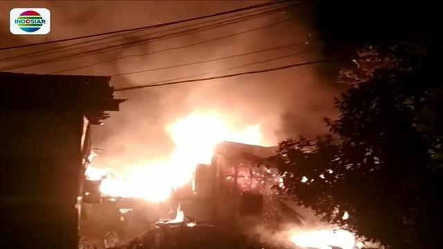 43 rumah di Bidara Cina, Jatinegara, terbakar. Api diduga berasal dari salah satu rumah warga kemudian menyambar gudang penyimpanan tabung gas.