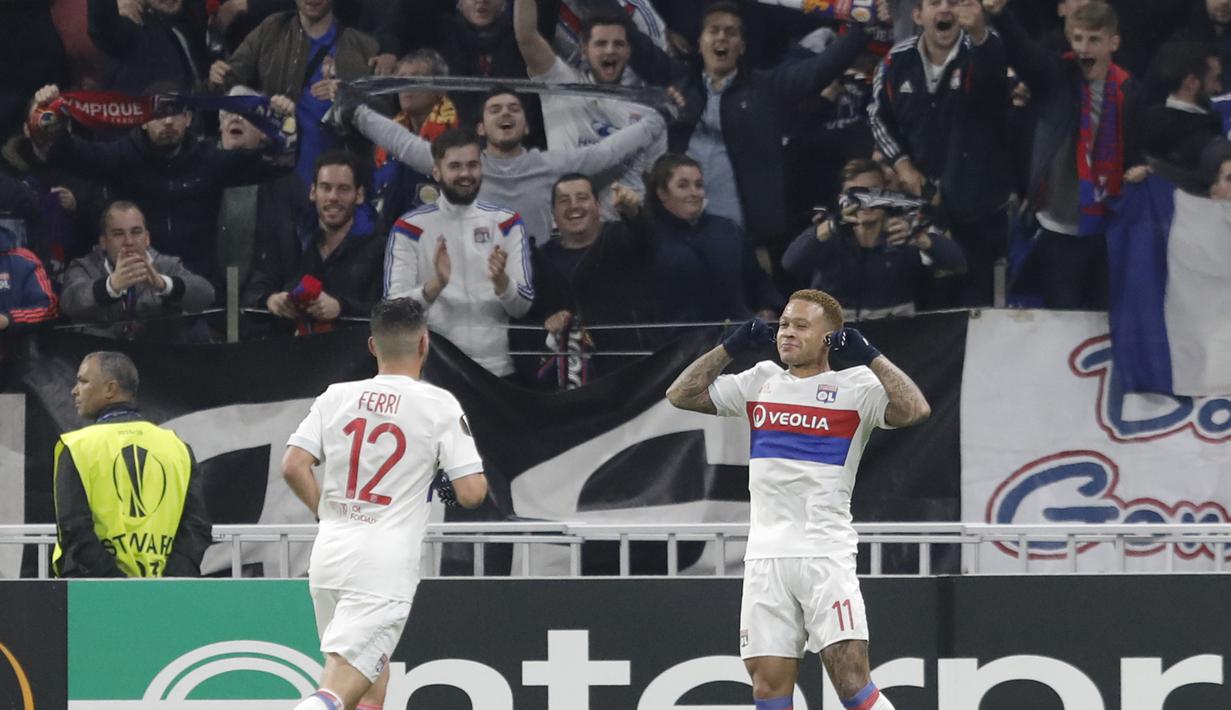 Aksi Pemain Lyon, Memphis Depay (kanan) merayakan golnya ke gawang Everton pada laga grup E Europe League di Groupama Stadium, Lyon, (2/11/2017). Everton kalah 0-3. (AP/Laurent Cipriani)