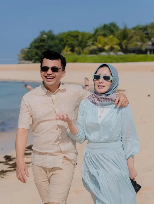 Pasangan ini tampak sedang menikmati liburan di pantai. Keduanya  tampak membagikan beberapa potret kemesraannya. [Instagram/dine.pearl]