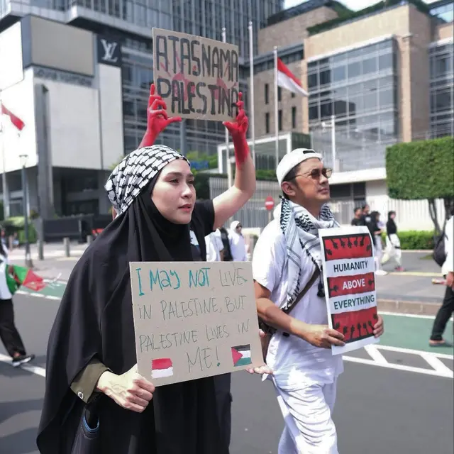 Potret 6 Pasangan Artis Ikut Aksi Bela Palestina di Monas, Kompak Pakai Atribut