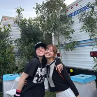 Selain penampilannya, keakraban Lisa dan Billie Eilish curi atensi. Keduanya sempat mengabadikan foto bersama. [Foto: IG/lalalalisa_m].