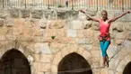 Slackliner Amerika, Heather Larsen saat beraksi melintasi dua menara Museum David di Yerusalem 2 Mei 2016. Dengan hanya menggunakan tali, Wanita cantik ini melintasi museum sepanjang  35 meter. (REUTERS / Nir Elias)