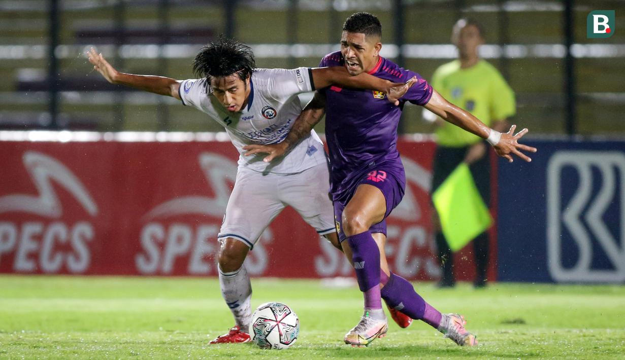 Pertandingan berlangsung dengan seru. Arema dan Persik sama-sama bermain menyerang. Belum genap 10 menit laga berjalan, Persik sudah membukukan peluang lewat Dionatan Machado. (Bola.com/Bagaskara Lazuardi)