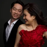 Potret prewedding Valencia Tanoesoedibjo dan Kevin Sanjaya yang memesona. Valencia mengenakan gaun asimetris berwarna merah merona dengan detail crepe. Foto: Instagram.