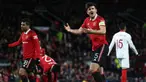 Reaksi kecewa pemain Manchester United, Harry Maguire setelah mencetak gol bunuh diri pada laga leg pertama perempat final Liga Europa 2022/2023 melawan Sevilla di Old Trafford, Manchester, Jumat (14/04/2023) dini hari WIB. Laga berakhir dengan skor 2-2. (AFP/Darren Staples)
