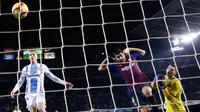 Pemain Barcelona, Luis Suarez (kedua kanan) mencetak gol ke gawang Leganes pada pertandingan pekan ke-20 La Liga Spanyol, di Camp Nou, Senin (21/1). Barcelona kian kokoh di puncak klasemen usai menang 3-1 atas Leganes. (AP/Manu Fernandez)