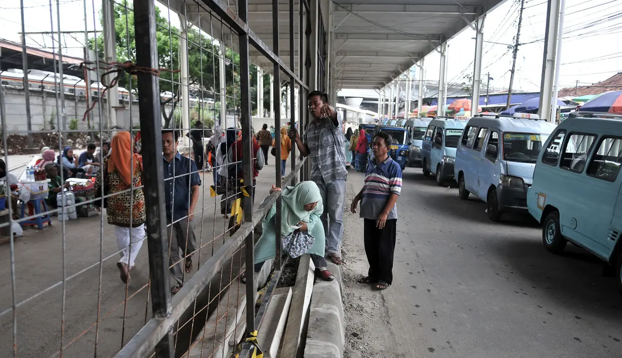Pejalan kaki melintasi pagar pembatas di Jalan Jatibaru, Tanah Abang, Jakarta, Selasa (23/10). Belum selesainya pembangunan Skybridge Tanah Abang menyebabkan banyak PKL dan angkot mangkal di Jalan Jatibaru. (Merdeka.com/Iqbal Nugroho)