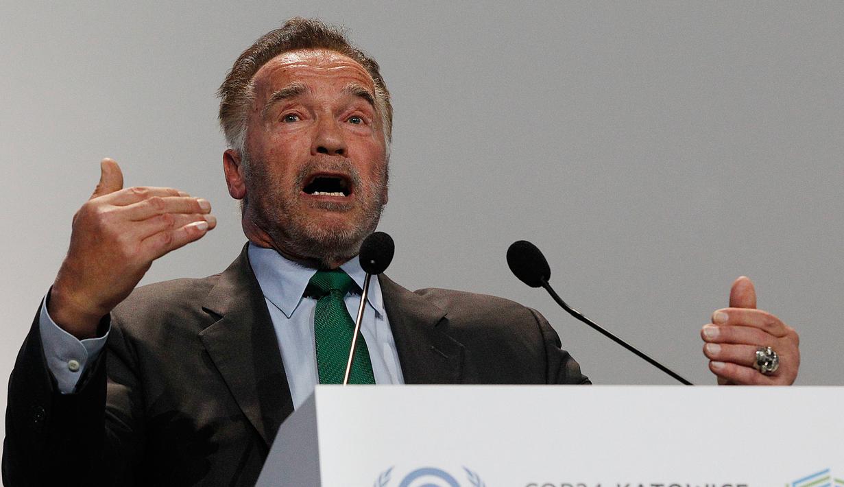 Arnold Schwarzenegger saat menjadi pembicara dalam Konferensi Perubahan Iklim PBB COP24 di Katowice, Polandia (3/12). Mantan Gubernur California itu tampak bersemangat saat menyampaikan pidatonya dalam konferensi itu. (AP Photo/Czarek Sokolowski)