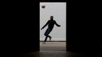 Seorang anak laki-laki migran bermain bola di luar Pusat Pengungsi Federal Swiss Federal di Thun, Swiss, (22/3/2016). (Reuters/Ruben Sprich