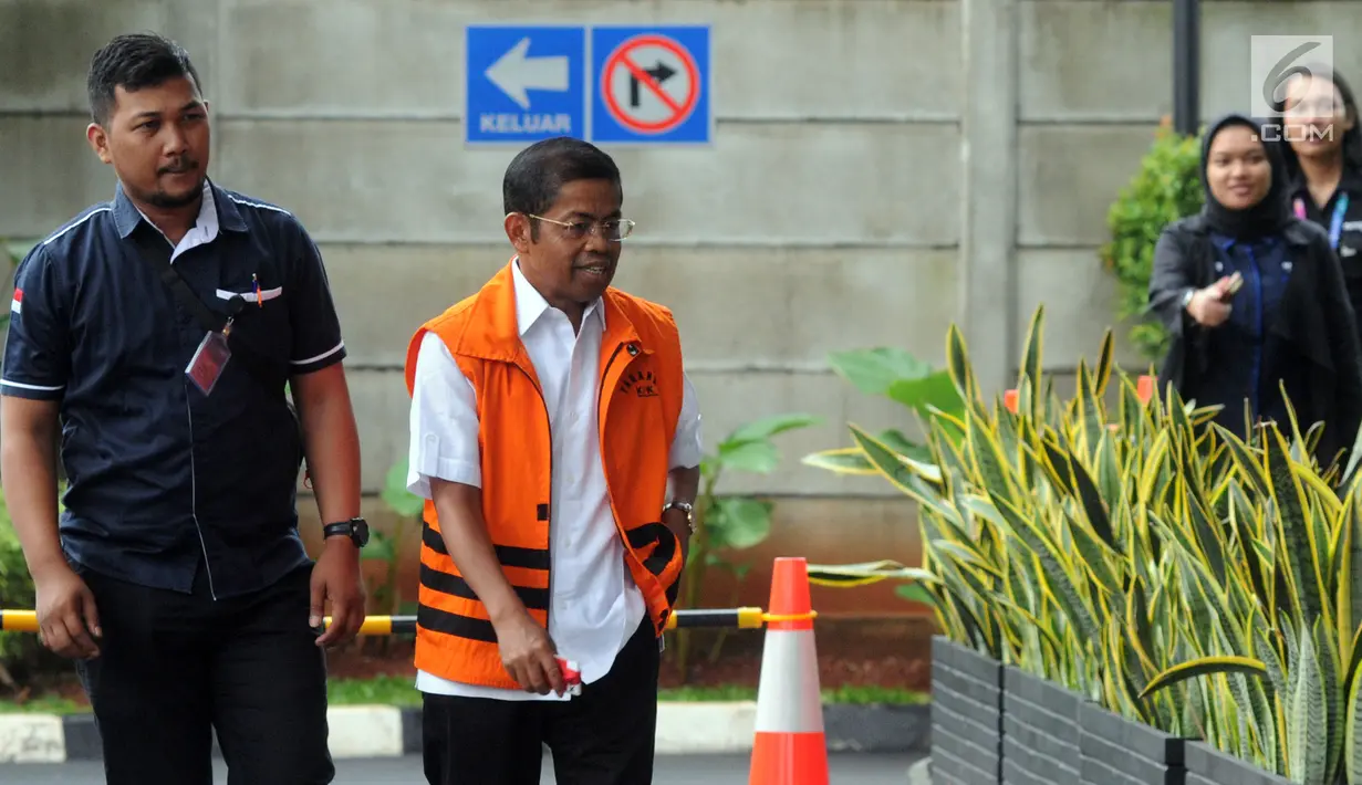 Mantan Menteri Sosial Idrus Marham tiba di Gedung KPK, Jakarta, Rabu (29/11). Idrus diperiksa sebagai tersangka untuk melengkapai berkas perkara. (Merdeka.com/Dwi Narwoko)