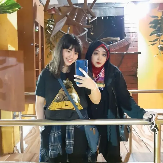 Kenangan Mendiang Rina Gunawan dan Putrinya. (Sumber: Instagram/rinagunawan28)