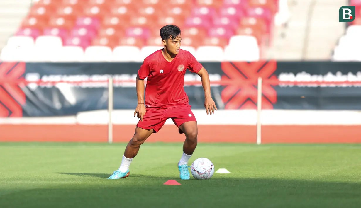 Pratama Arhan sedang menggiring bola di salah satu menu latihan Timnas Indonesia jelang Piala AFF 2022 di Stadion Gelora Bung Karno, Selasa, (20/12/2022). (Bola.com/Abdul Aziz)