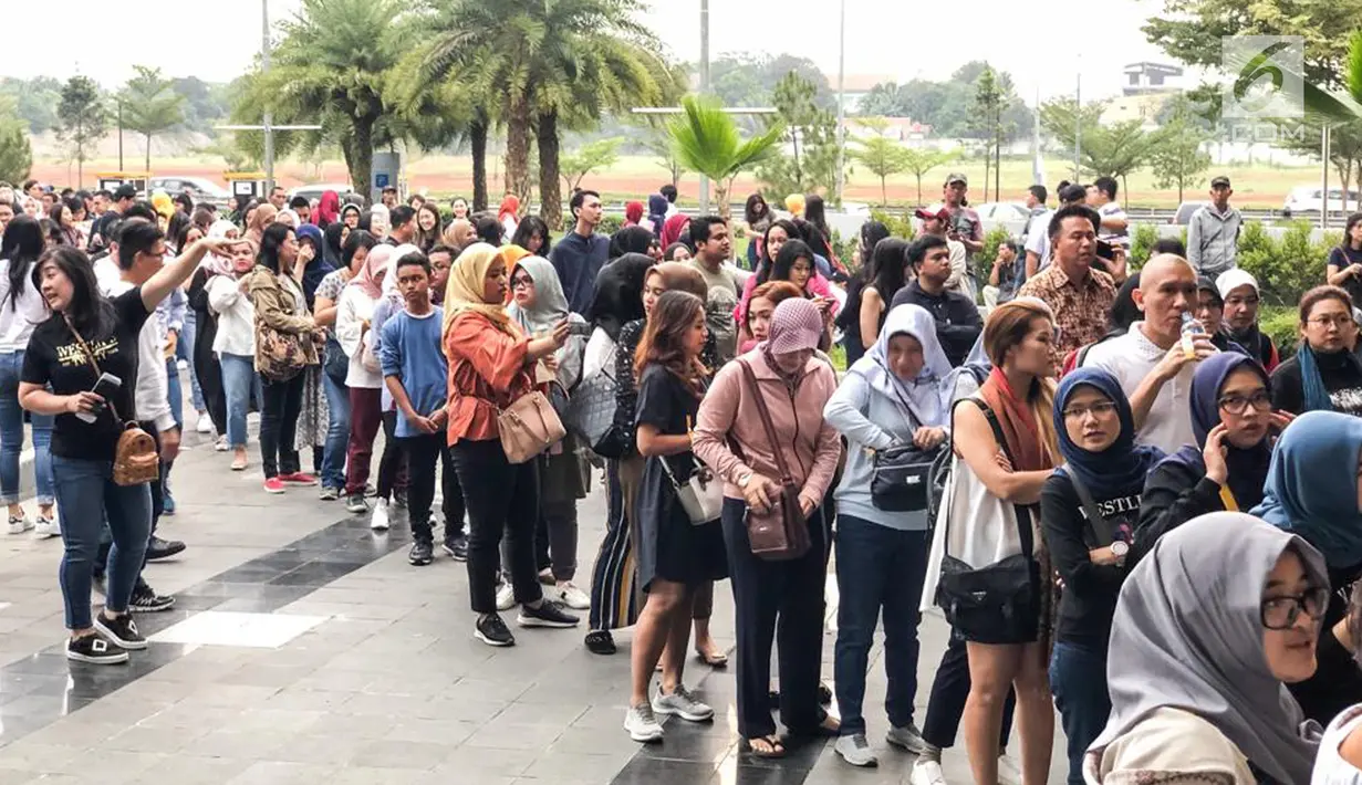 Penonton mengantre saat akan menyaksikan konser "Westlife-The Twenty Tour 2019" di ICE BSD, Tangerang, Banten, Selasa (6/8/2019). Konser yang diselenggarakan oleh Full Color Entertainment ini merupakan bagian dari perayaan 20 tahun Westlife berkarya. (Liputan6.com/Fery Pradolo)