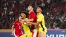 Jens Raven (tengan) tampak dijaga ketat oleh dua pemain Malaysia  pada laga pemungkas Grup A Piala AFF U-23 2025, Senin (21/7/2025). (Bola.com/Abdul Aziz)
