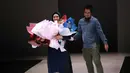 Tidak hanya disibukan dengan dunia dakwah, pendidikan dan kariernya sebagai artis, Oki Setiana Dewi juga sibuk serius dalam merancang busana muslim. (Adrian Putra/Bintang.com)