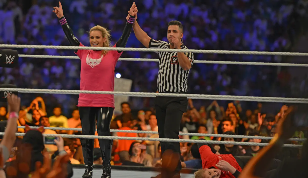 Pegulat Natalya Neidhart berselebrasi usai mengalahkan Lacey Evans pada pertarungan World Wrestling Entertainment (WWE) untuk perempuan di Stadion Internasional King Fahd, Riyadh, 31 Oktober 2019. Arab Saudi untuk pertama kalinya menggelar pertandingan gulat WWE perempuan. (Fayez Nureldine/AFP)