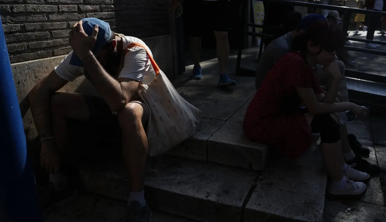 Suhu kemungkinan akan melebihi 40C di Italia selatan karena akhir pekan ini diperkirakan menjadi suhu terpanas yang pernah terjadi di negara tersebut sepanjang tahun ini. (AP Photo/Gregorio Borgia)