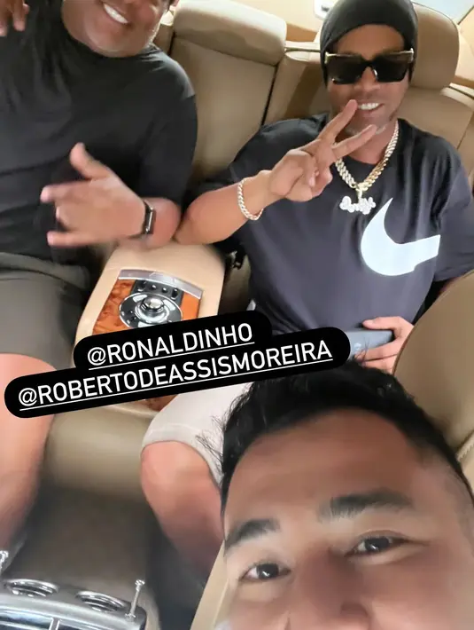 <p>Saat tiba, Ronaldinho langsung disambut Raffi Ahmad dan tim untuk langsung menggiringnya ke mobil untuk dibawa menuju hotel. (FOTO: instagram.com/raffinagita1717/)</p>
