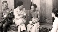 Bung Karno bersama Ibu Fat tengah berdialog dan beramah tamah dengan petani di Yogyakarta sekitar tahun 1946.
