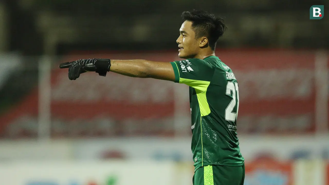 Foto: Aksi Ernando Ari Sutaryadi, Kiper Belia Persebaya Surabaya yang Membuat Juara BRI Liga 1 Bali United Gigit Jari