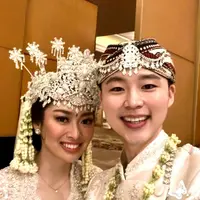 Rizka Amalia Natakusumah dan Sang Ho Han menjalani prosesi akad nikah di kawasan Senayan, Jakarta.  [Foto: IG/myrnamyura/rizkanatakusumah].