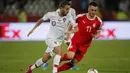 Gelandang Portugal, Bernardo Silva, berebut bola dengan gelandang Serbia, Filip Kostic, pada laga Kualifikasi Piala Eropa 2020 di Belgrade, Sabtu (7/9). Serbia kalah 2-4 dari Portugal. (AFP/Pedja Milosavljevic)